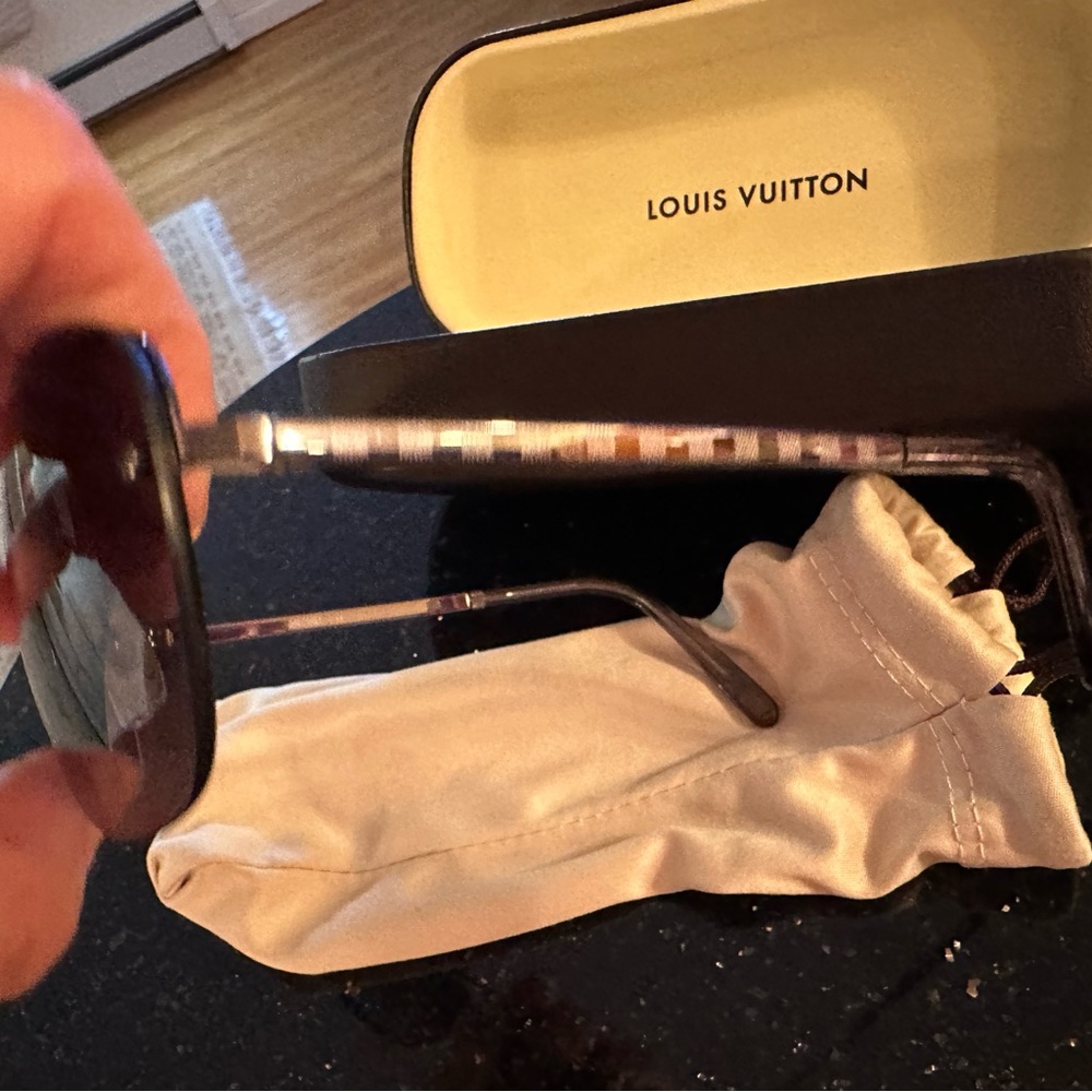 Louis Vuitton Men's Damier logo Aviator Sunglasses  like new no scratches !!! - Picture 5 of 6
